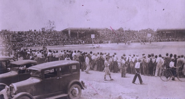 Este era el extindo Parque Franco Inglés, ubicado en lo que hoy es el centro comercial “Parque Delta”.
Existió de 1920 a 1930.
Aquí se realizó el primer juego de beisbol de Liga Mexicana, en 1925.
Luego, ahí se construiría el Parque Delta y después el Parque del Seguro Social.