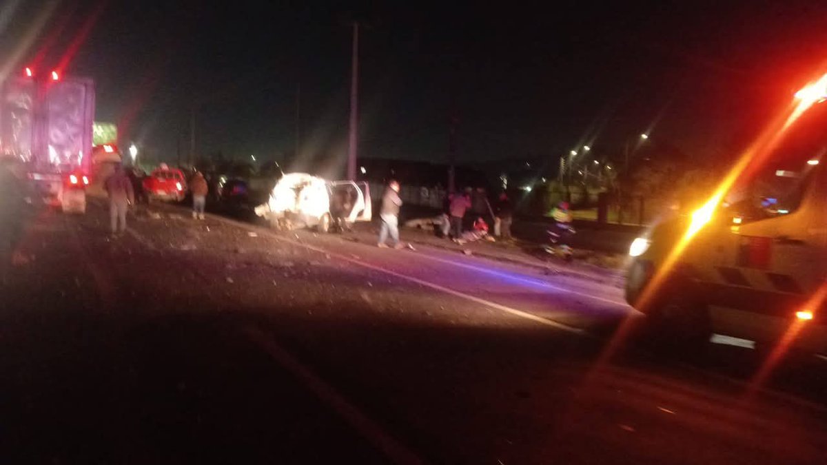 🔴Máxima precaucion por grave accidente de tránsito en Ruta 5 Sur Km 188 altura Hospital de Curicó por colision múltiple de 6 vehículos menores y 1 camión de alto tonelaje, accidente involucra calzada en dirección al sur y al norte <a href="/biobio/">BioBioChile</a> <a href="/chile_accidente/">Accidente Chile</a> <a href="/Louisvasquez23/">LUIS@REPORTESCHILE 🇨🇱</a>
