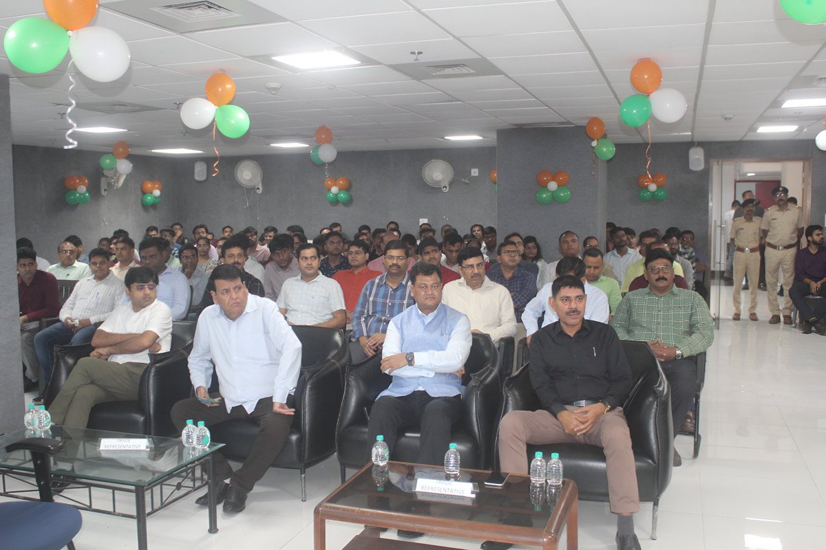 01.07.2025 को CGST &amp; CE, दमण ने वापी में 8वां GST दिवस "करों का सरलीकरण; नागरिकों का सशक्तिकरण" थीम पर मनाया। मुख्य अतिथि IG श्री डुंबेरे रहे। सेवानिवृत्त अधिकारी, व्यापार प्रतिनिधि सम्मानित हुए। रक्तदान व प्रशंसा प्रमाणपत्र भी दिए गए। #GSTDay #GSTDay2025