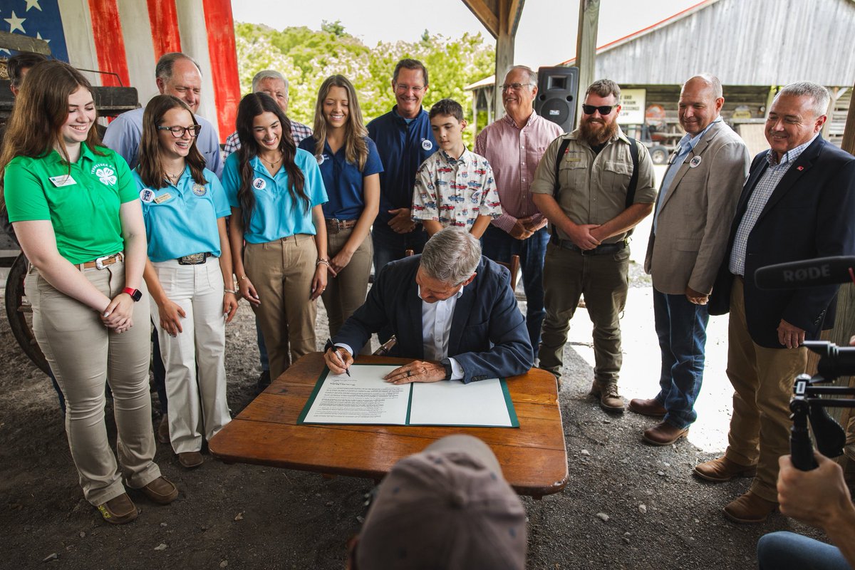 CSexton25's tweet image. Honored to join @GovBillLee on the America 250 Tour. Today, we celebrated Tennessee’s agricultural heritage and the impact of family farms on our economy. We’re committed to preserving farmland, protecting our future, and honoring the legacy of our past.