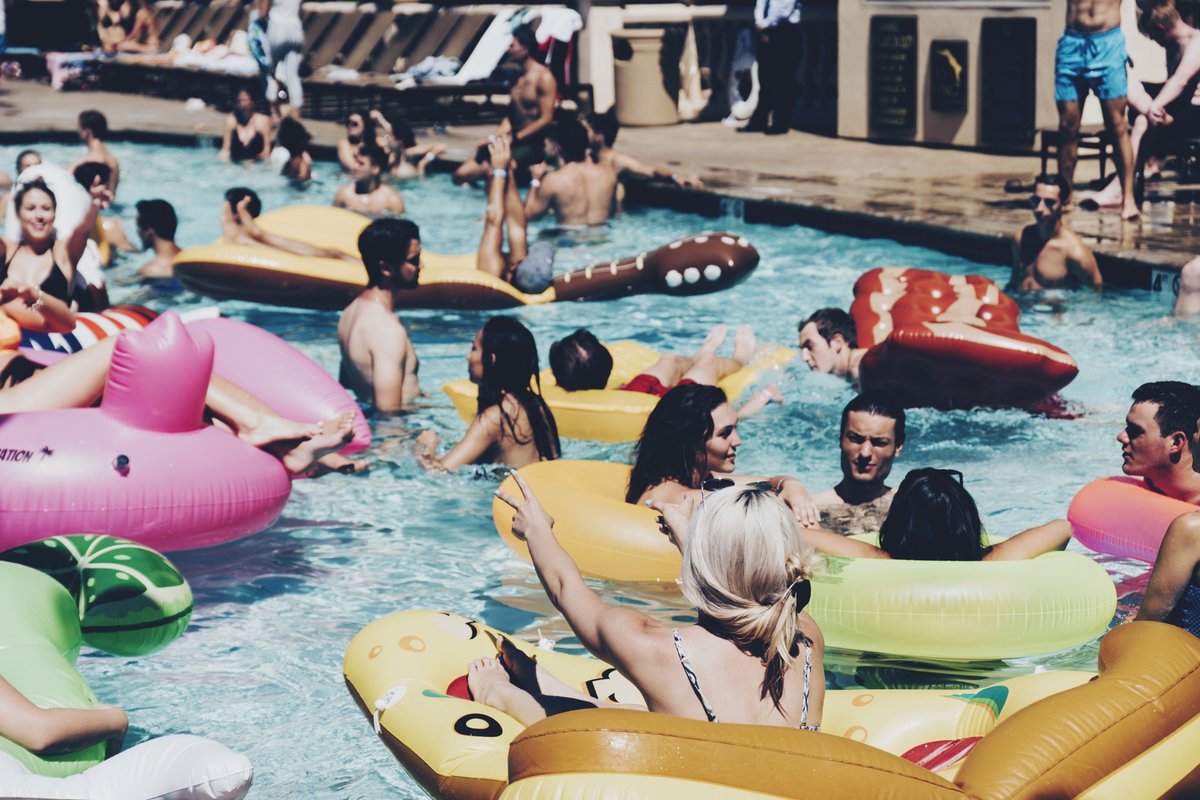 ☀️ Sun’s out, floats out!
Summer in LA hits different when you’re living at The Lorenzo. From poolside hangs to weekend BBQs with friends — your best summer yet starts right here.
#LorenzoSummer #DTLALiving #USCStudentHousing #PoolsideAtLorenzo