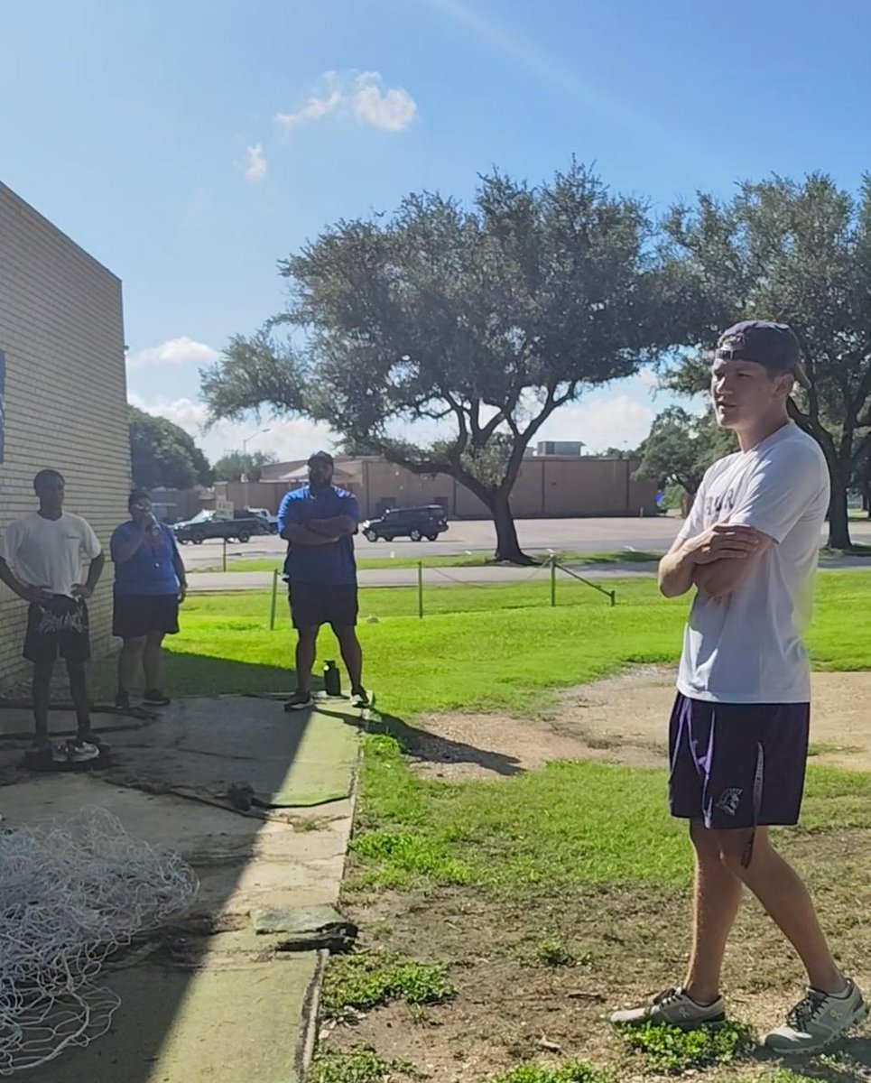 WHSTigersFB's tweet image. Big thanks to @gavin_harris24 from @trojansfbl & @TaylorXCTF for inspiring our SAC athletes! The dual-sport college athlete preached grades, grind & growth. More great speakers to come for our Tiger athletes! 🐅💪
#TigerPrideRising #RestoreTheRoar #PastRange
r