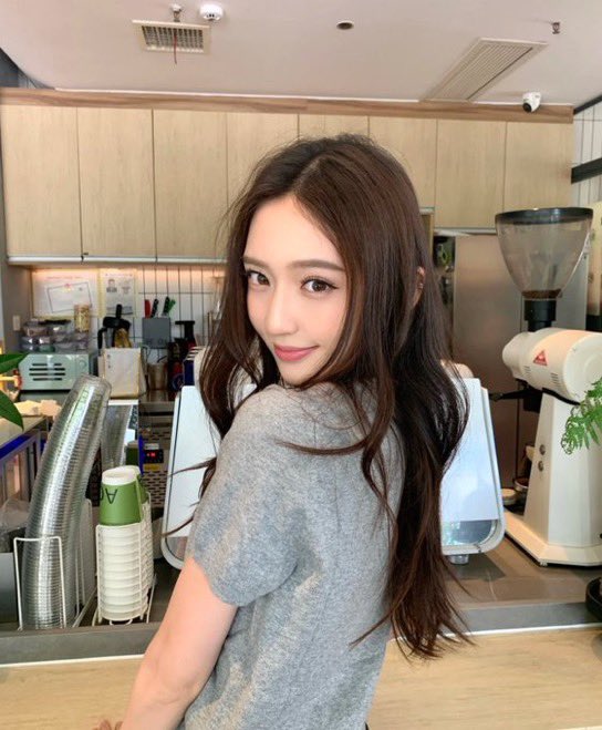 正直、こういう多幸感メイクがやっぱり1番盛れるしエロい。
もっと研究重ねよ…これが理想の顔すぎる…