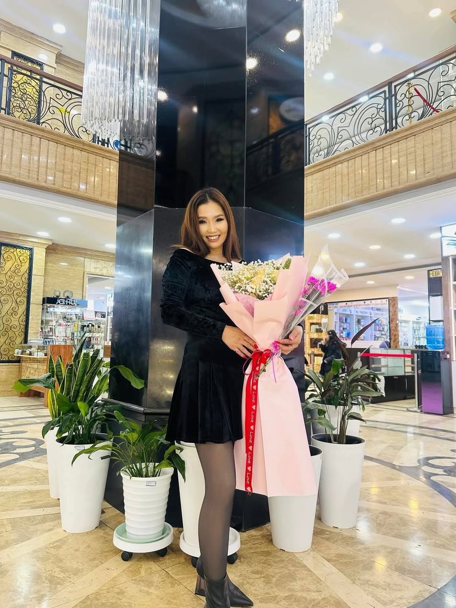 Ийм сайхан бүсгүй харгис араатны гарт амиа алджээ. Тун харамсалтай юм даа бүр 3 хүүхдийн ээж юм байна🥺😢 
Үр хүүхэд, Гэр бүл, төрөгсөд, Найз нөхдөд нь гүн эмгэнэл илэрхийлье🙏🙏🙏 
Сайн төрлийг саадгүй олж, дараагийн төрөлдөө урт удаан жаргалтай амьдраарай үзэсгэлэнт бүсгүй