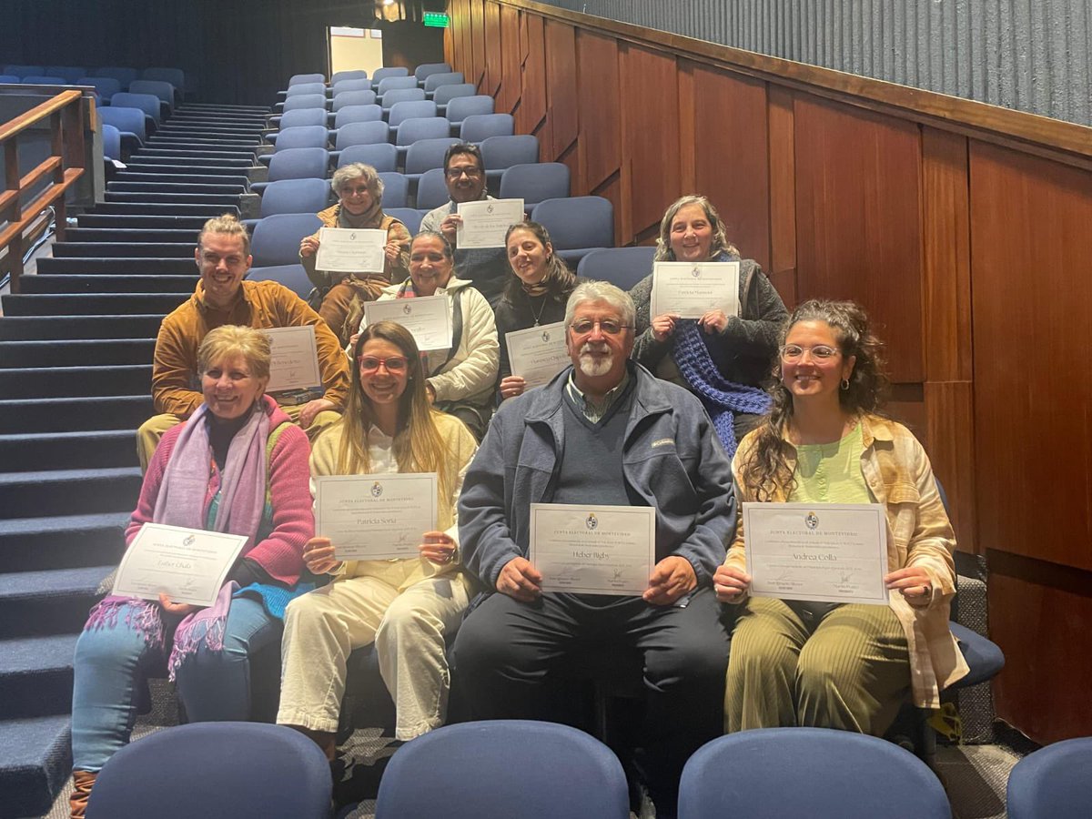 Hay equipo #MunicipioB 💥
Entrega de diplomas a Ediles y concelajes !