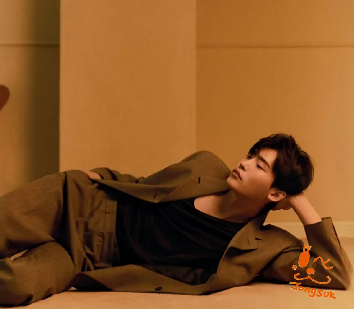 jongsuk_jp's tweet photo. 7月2日
今日は【一年の折り返しの日・真ん中の日】🐥

ボチボチいきましょ😊
暑いし😅
スーツジョンソク…カッコいいし😄

#イ・ジョンソク #LeeJongSuk #이종석 https://t.co/M1AzoO6fZj