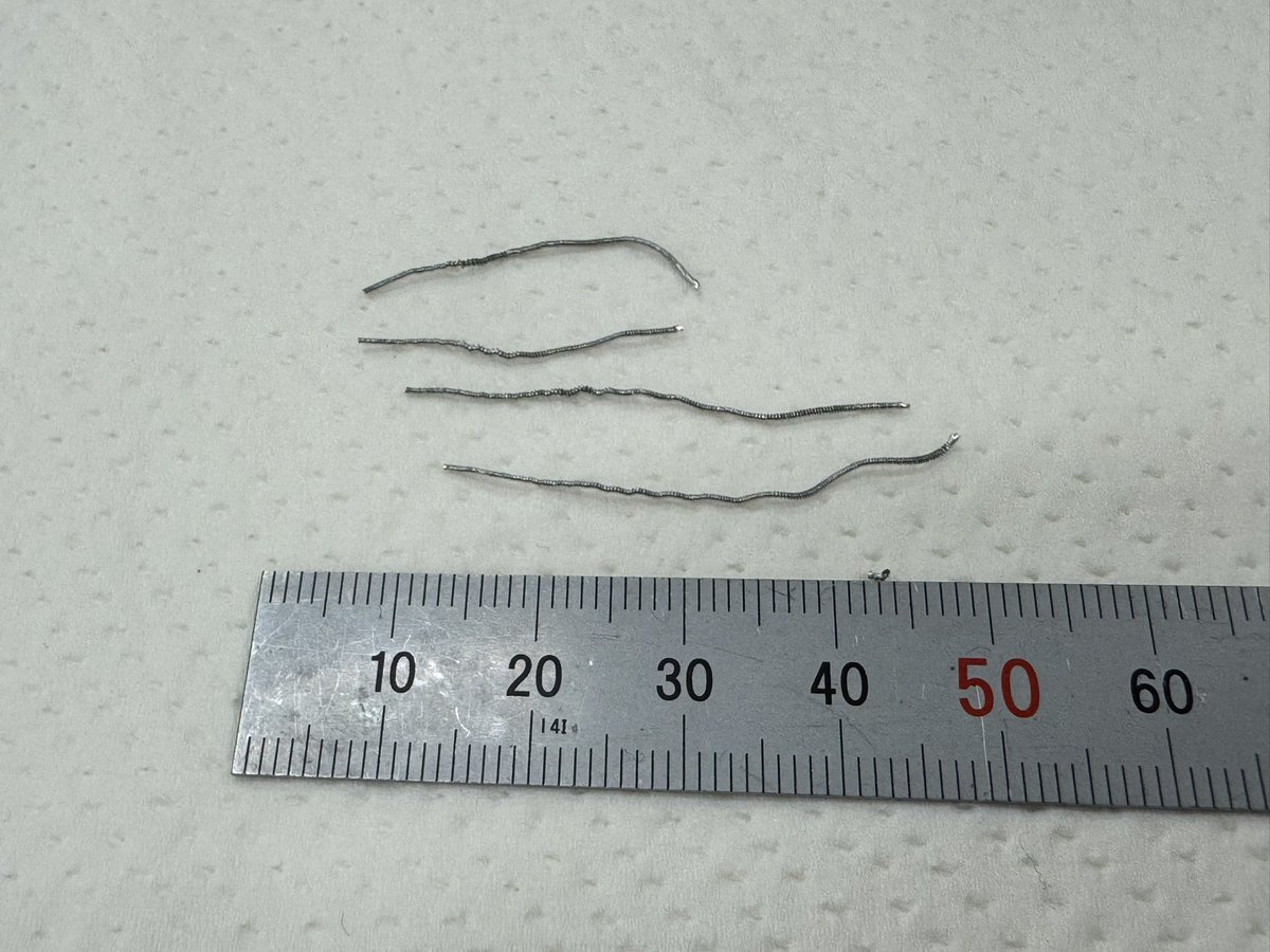 Cominix1's tweet image. φ1クレアボーラーでアルミに深さ30の穴あけ。穴と穴の間の壁は厚さ0.2mmですが破けることもなくまっすぐ加工出来ています😳