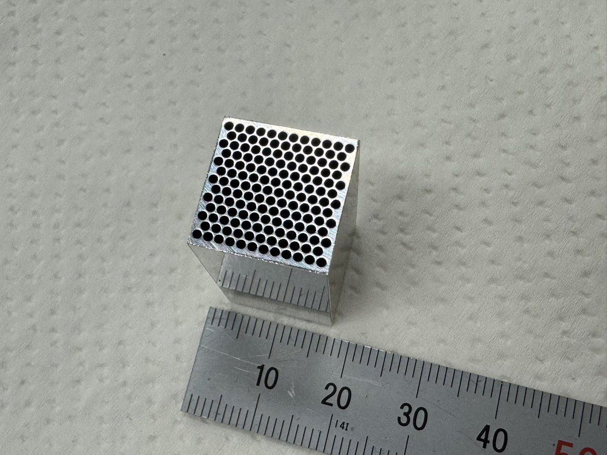 Cominix1's tweet image. φ1クレアボーラーでアルミに深さ30の穴あけ。穴と穴の間の壁は厚さ0.2mmですが破けることもなくまっすぐ加工出来ています😳