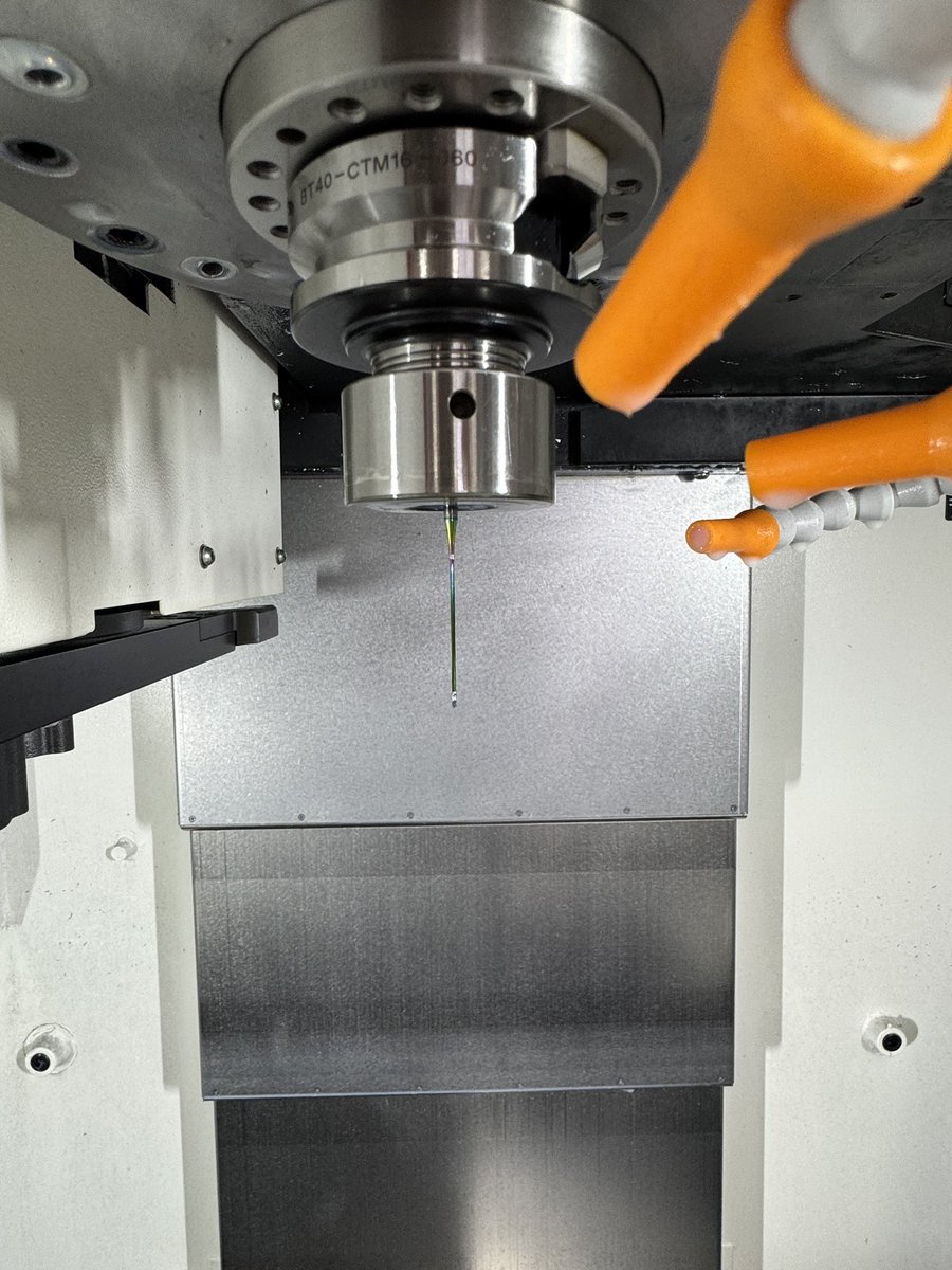 Cominix1's tweet image. φ1クレアボーラーでアルミに深さ30の穴あけ。穴と穴の間の壁は厚さ0.2mmですが破けることもなくまっすぐ加工出来ています😳