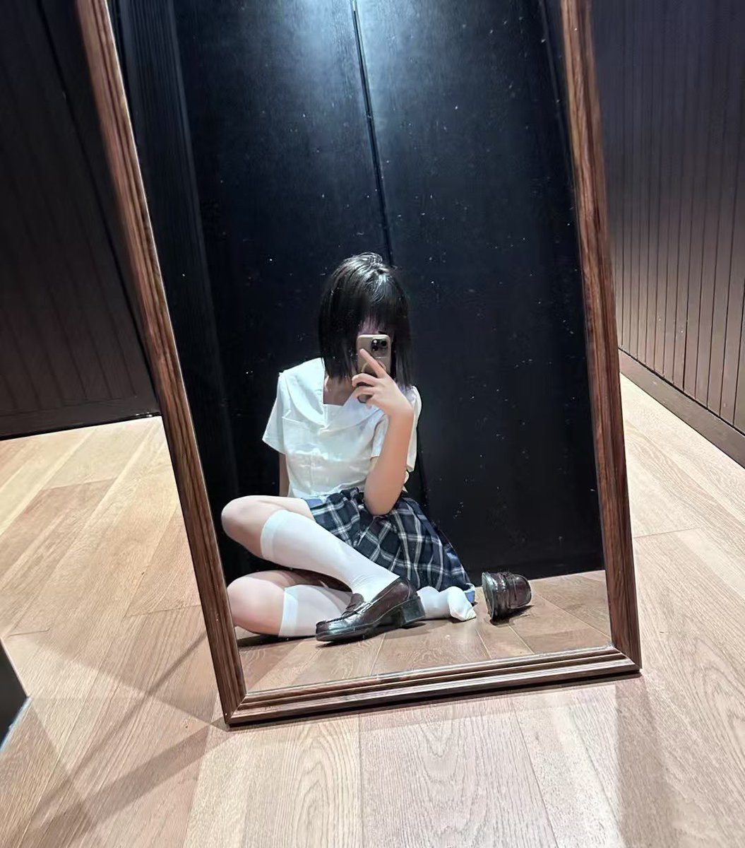 你老婆趴在我胯下，口水和淫水混成一滩，嘴里含着肉棒还拼命摇屁股求操。你个废物绿帽狗，连看都不敢直视，只能像条发情废物狗躲着舔她脱下的制服鞋撸你的细短肉条。绿帽贱种，看着我一边操她一边往她体内灌种。想舔精？可以，等我射她嘴里，你求她接吻啊。
上贡，继续上贡，在盯着哪里撸鸡巴？告诉爹