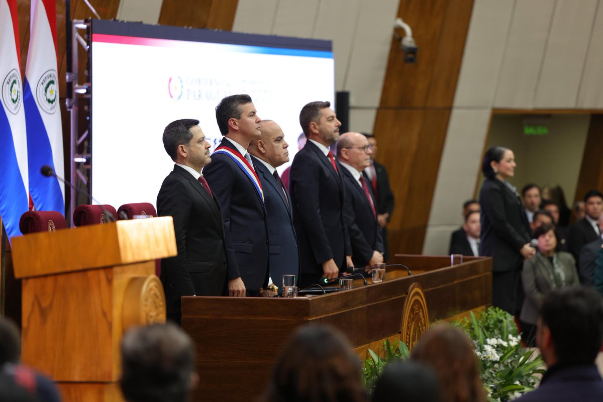 VictorHForneron's tweet image. Acompañamos al presidente @SantiPenapy en la presentación de su Informe de Gestión ante el Congreso. El Paraguay avanza con liderazgo, estabilidad y esperanza, bajo la gestión de Santiago Peña y @AllianaPedro. ¡Sigamos construyendo #UnFuturoMejor para todos! 🇵🇾🇭🇺