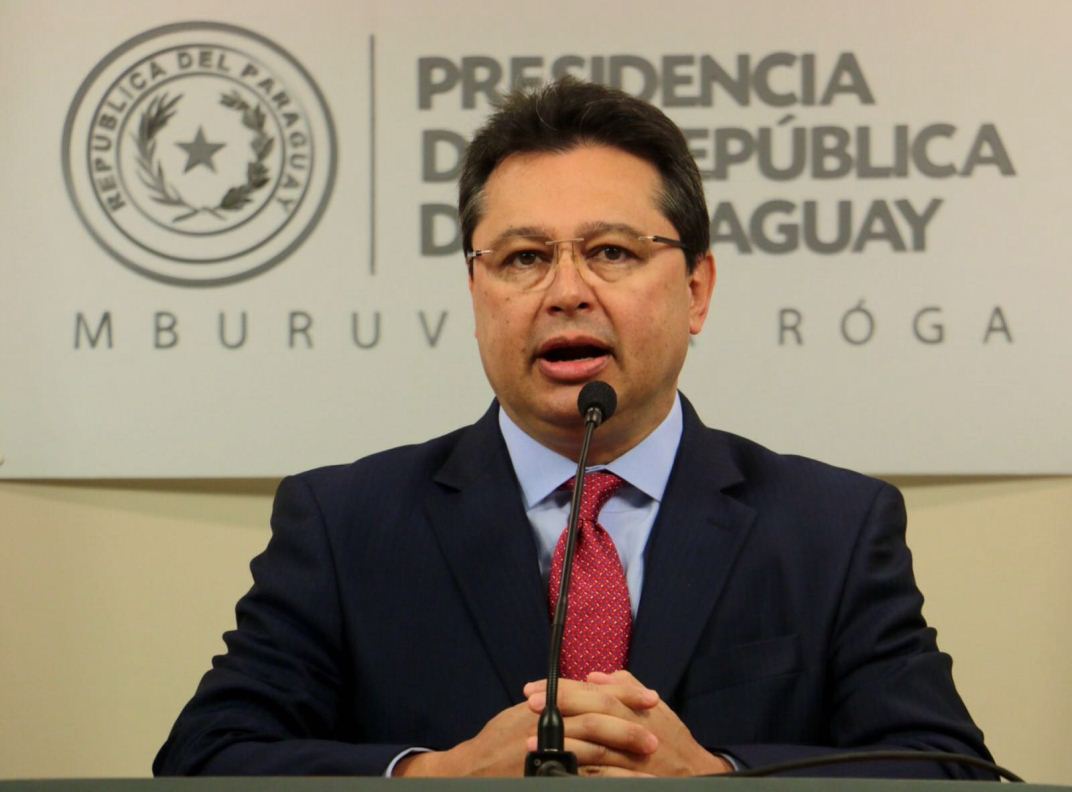 Asi como EE.UU nos mandó un embajador degenerado. Ahi nosotros les mandamos uno peor, que aparte de degenerado es sinvergüenza y corrupto.