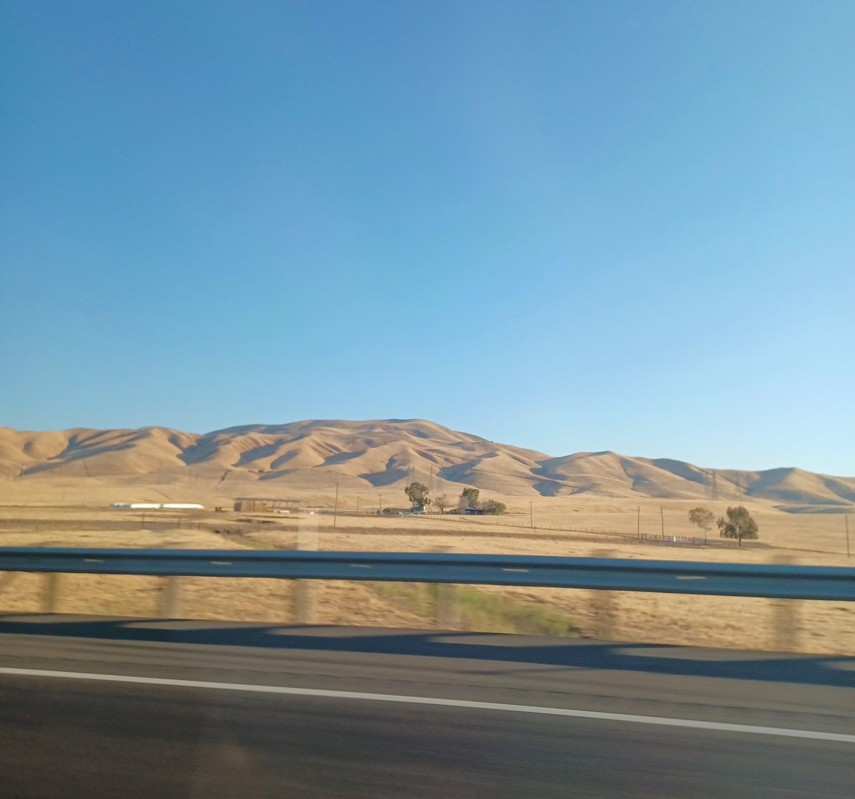 KanokoAway's tweet photo. カリフォルニアはラクダ色🐪。
#Interstate5 https://t.co/lKoY17l9DS