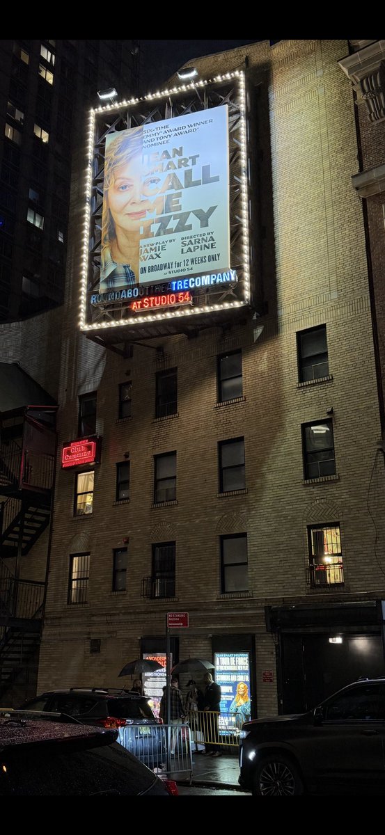 NikkiPoppinsRN's tweet photo. Loved the play so much. It’s about a difficult subject but her acting was amazing. So so good! And she came out in this drizzly weather and did the stage door. Loved meeting her. She’s so kind! #JeanSmart #CallMeIzzy https://t.co/zHJxE45f5A