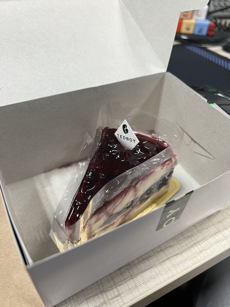 Tqqq for the cute little gift <a href="/budak_qecik/">qecek_</a> . Gigih mintak alamat office semata nak order cake 🙌🏻❤️