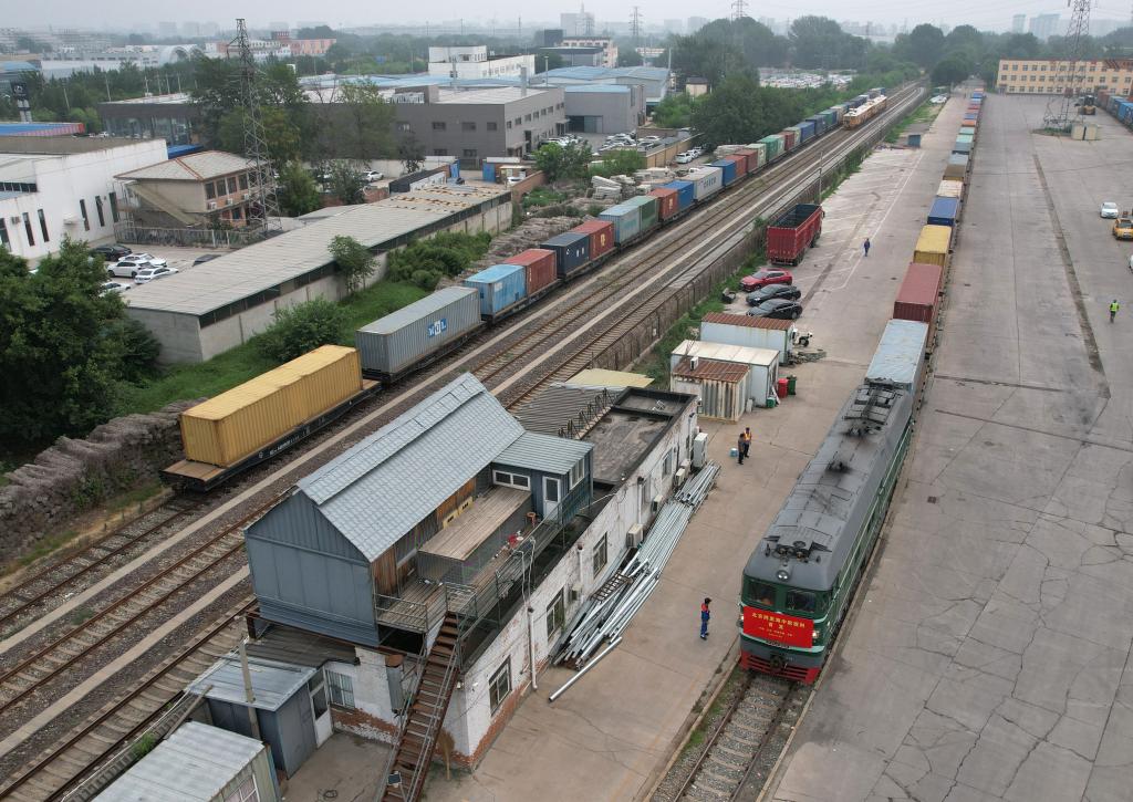 Une nouvelle ligne de fret ferroviaire Chine-#Europe reliant Beijing à Bakou, capitale de l'Azerbaïdjan, a été lancée lundi. Empruntant le transport multimodal "rail-mer-rail", les marchandises à bord devraient traverser la mer Caspienne par bateau et arriver à Bakou en 15 jours.