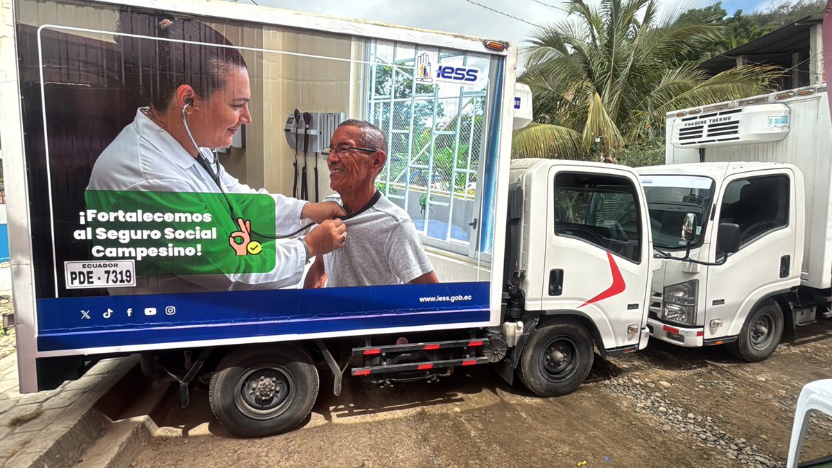 IESSec's tweet photo. El evento contó con la presencia masiva de afiliados. 

Además, el @IESS_SSC recibió de @inmobiliarec 2 furgones que recorrerán los 135 dispensarios de #Manabí y 21 de #SantoDomingo entregando medicamentos e insumos.

¡Seguro Social Campesino junto a ti! https://t.co/eTKIj7G7IG