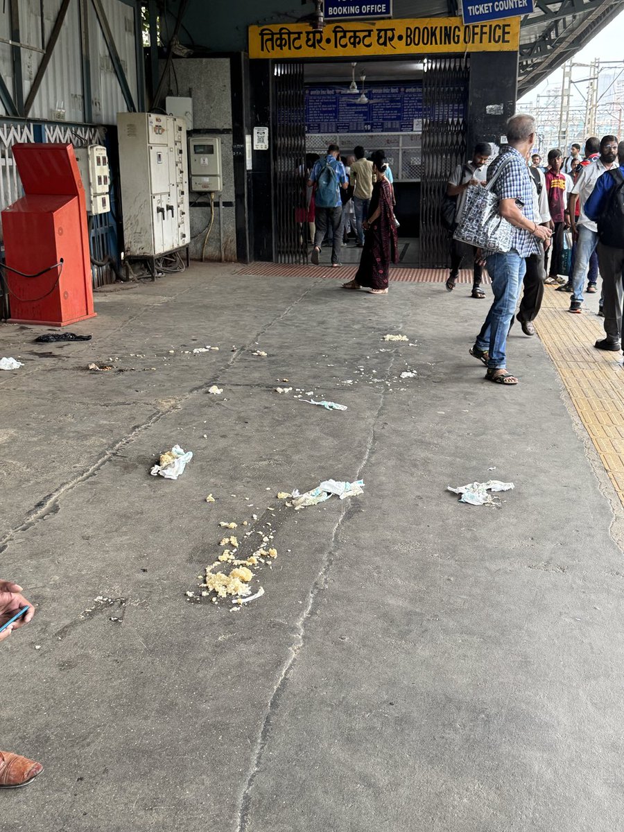 Quick_reports's tweet photo. ⁦@drmbct⁩ ⁦@narendramodi⁩ ⁦@Dev_Fadnavis⁩ ⁦@RailMinIndia⁩ Please ask the staff to get this cleared as someone may slip during morning hours at PF No. 1 ticket counter. https://t.co/SBvbeHOUyh