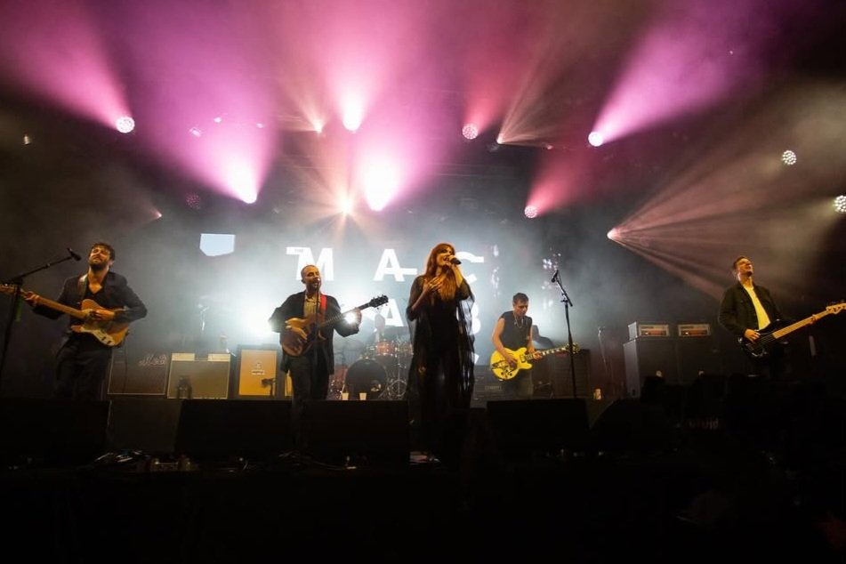 welcharchive's tweet image. florence welch surprised the crowd by joining the maccabees on stage at glastonbury 2025. photographed by jamie macmillan.