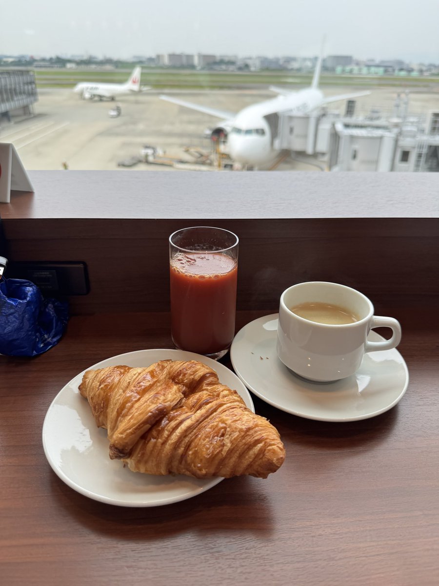 nemo_nemo's tweet image. 今日明日はJALの翼で東京出張…✈️伊丹空港でJAL側の保安検査場を抜けるとついつい書いたくなっちゃうのがメゾンカイザー🥐
ドアモードをオートマチックに変更して相互確認を行って(セットスライドバーせず…)、いざダーハネへ!
(某ワイナリーもモーニングサービスとかあったらいいのになぁ…)