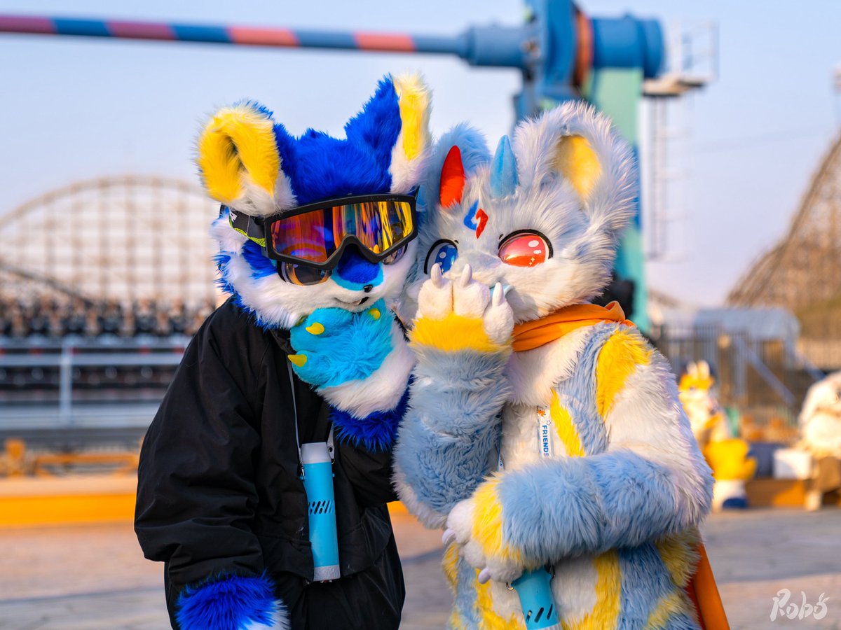 _Roborab's tweet image. What’re they whispering?

#furry #fursuit #kemono