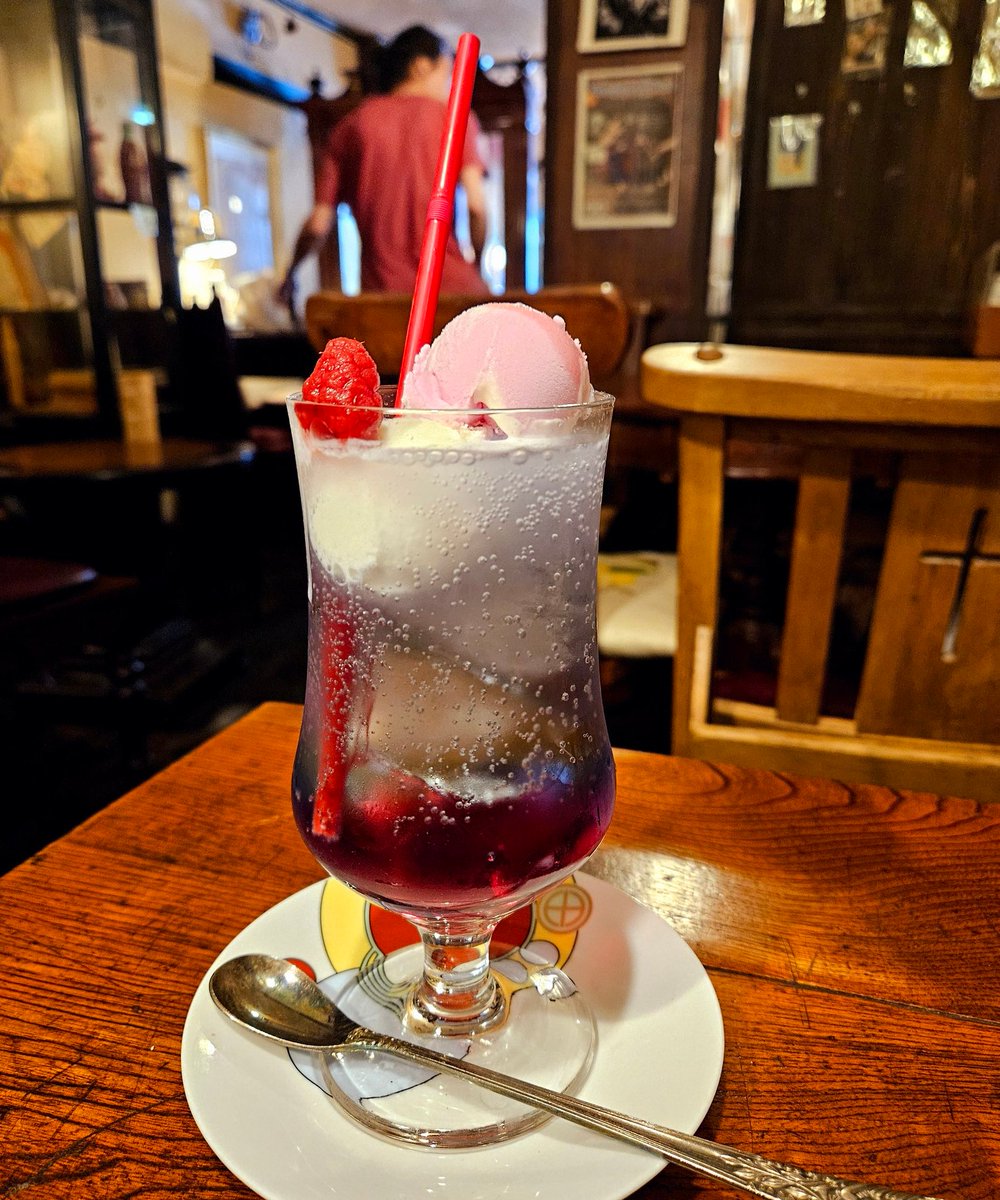 ライト商會でクリームソーダ。
綺麗で美味しいね。