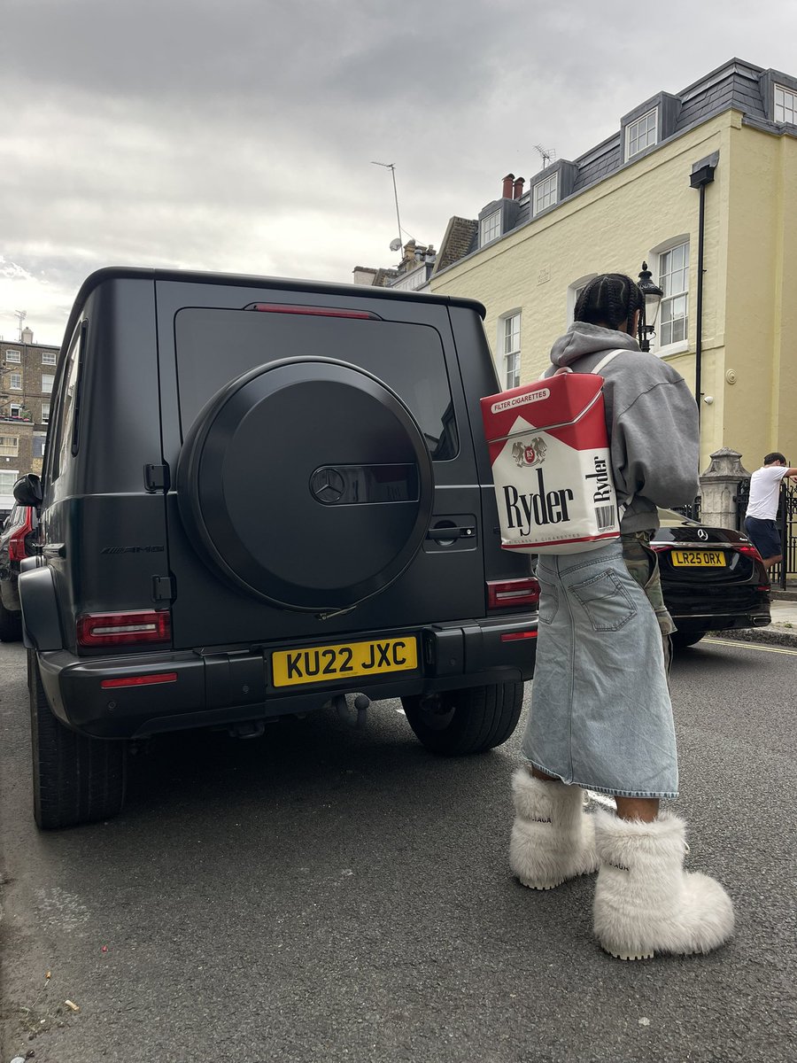 YvngJac's tweet image. in London wearing fur boots &amp;amp; skirts 🅿️