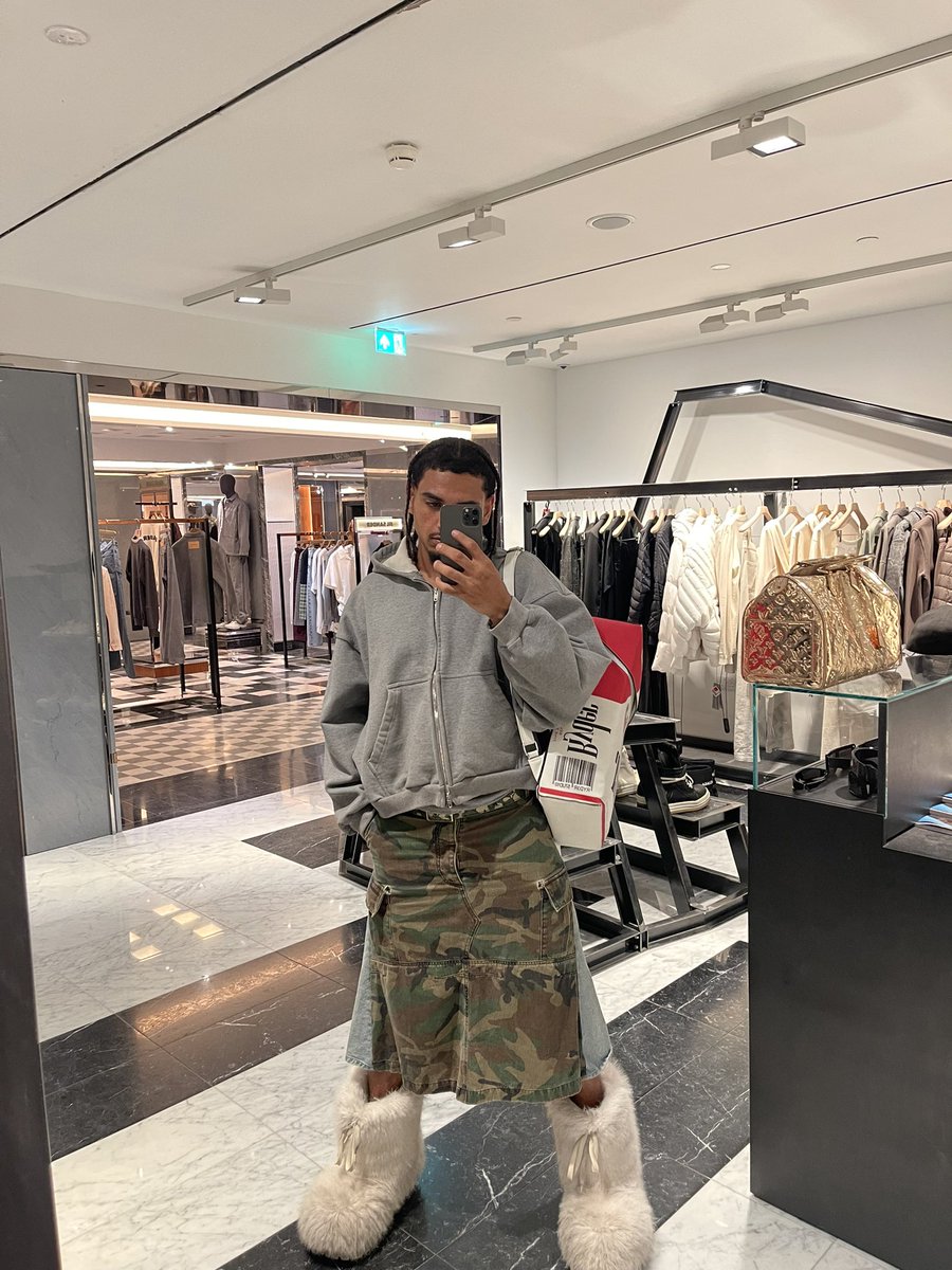 YvngJac's tweet image. in London wearing fur boots &amp;amp; skirts 🅿️