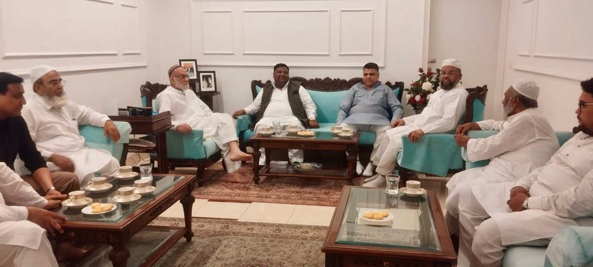 दिल्ली की जामा मस्जिद के शाही इमाम जनाब सैय्यद अहमद बुख़ारी साहब के घर जा कर उनकी तबीयत का हाल जाना और उनकी अयादत की।

#JamaMasjid #OldDelhi #ShabanBukhari #Delhi #ImranHussain #AhmedBukhari