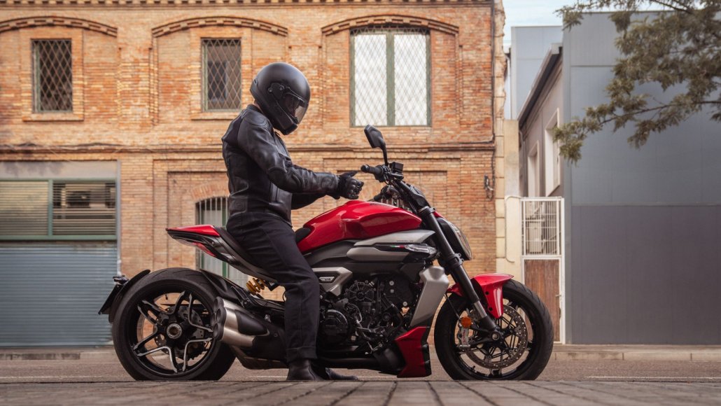 【XDiavel V4】このバイクのエルゴノミクスは、ハンドル・フットペグ・シートのトライアングルを中心としたジオメトリの見直しと軽量構造の採用により、快適性と俊敏性の両立を実現しています。