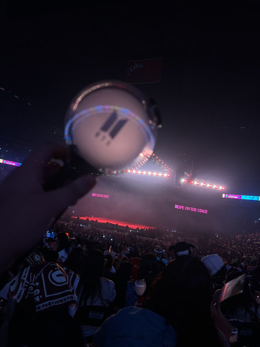 THVPMAO's tweet photo. Hope On the Stage en México 🇲🇽 ✨ #hope_on_the_festa_stage @BTS_twt https://t.co/qCSvMrMfz6