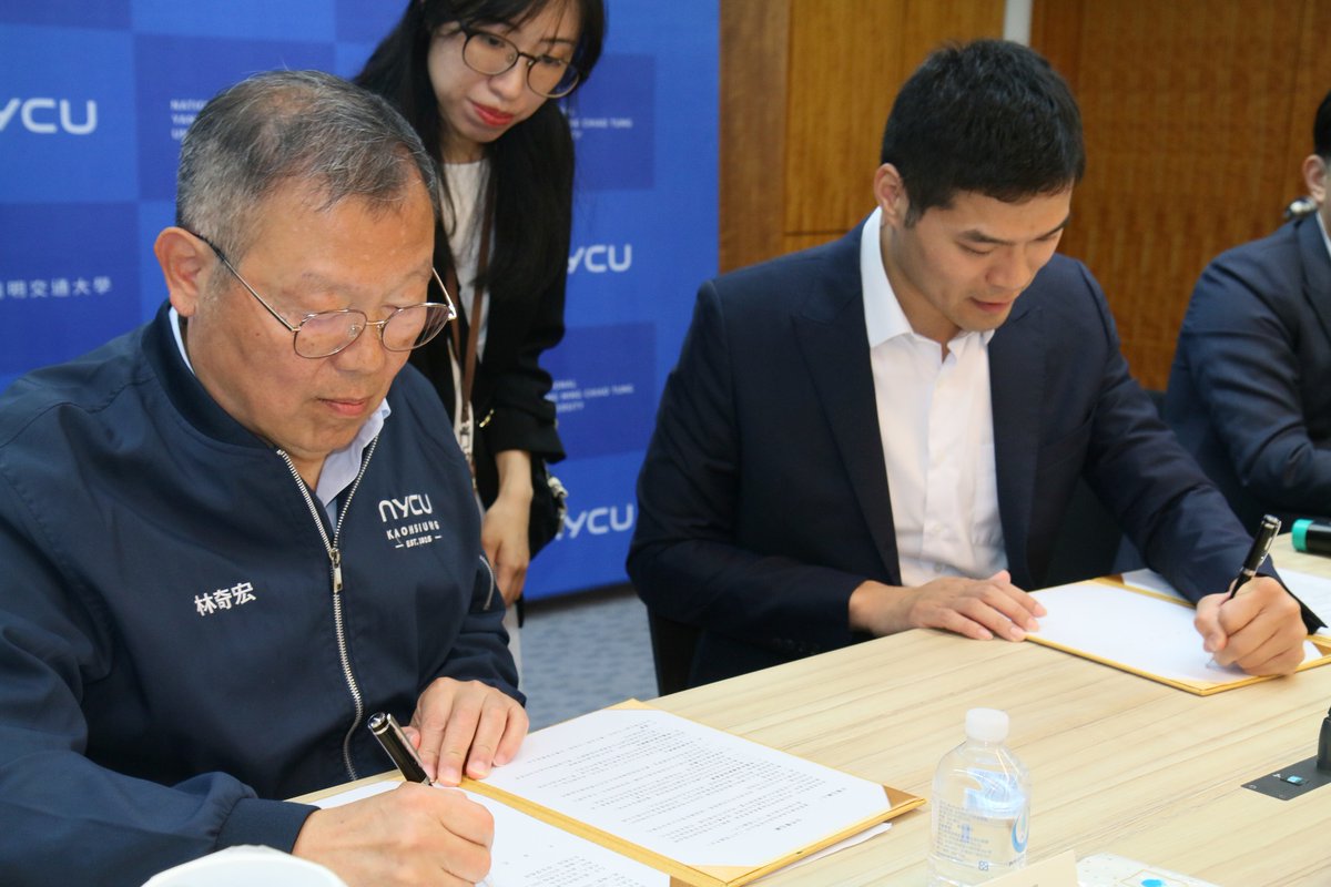 🤝NYCU × LIBO PHARMA
Launching an AI-Driven Drug Discovery Initiative! 💊

Combining NYCU’s expertise in AI and biomedical engineering with LIBO’s strengths in immunotherapy, this partnership aims to accelerate the clinical translation of novel treatments through AI innovation.