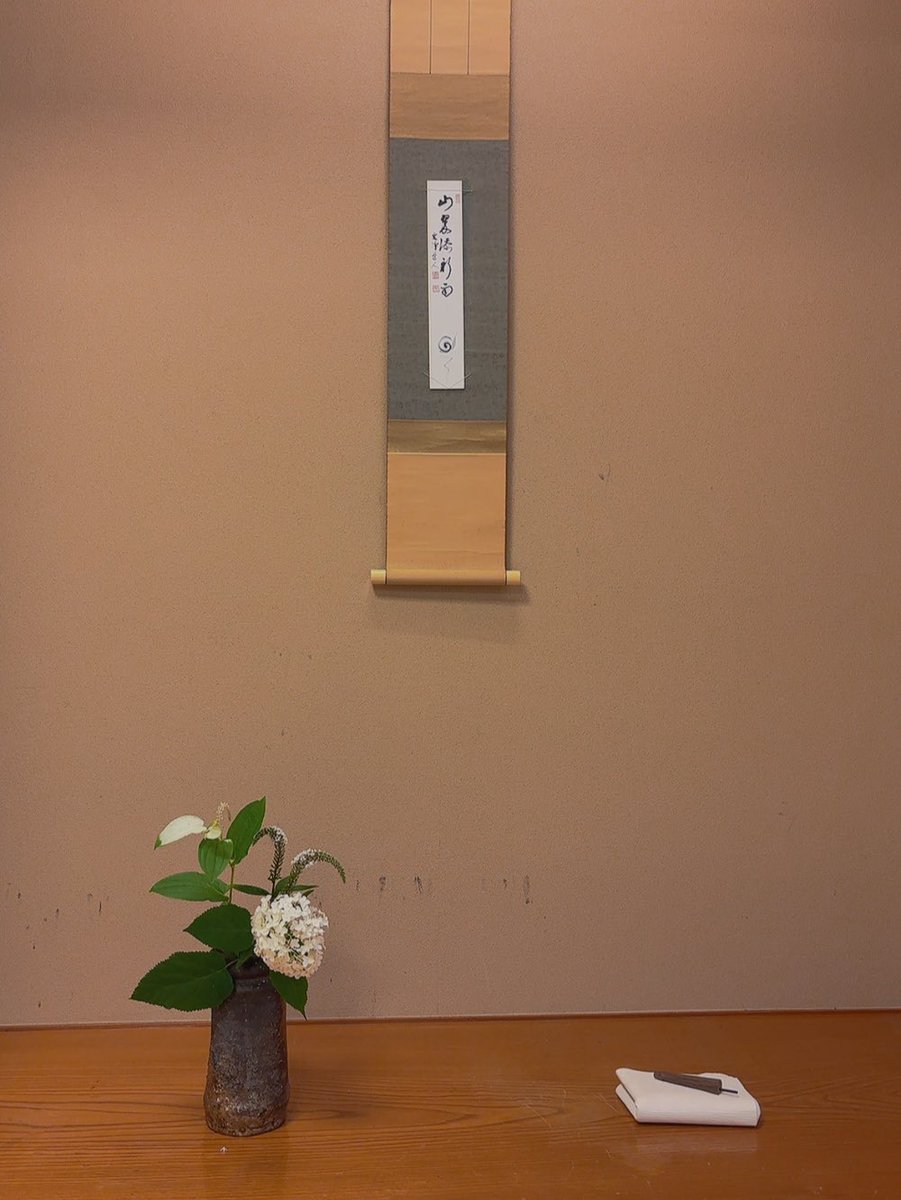 hoseitea's tweet photo. こんにちは！法政大学茶道研究会では、6月20日(金)に外濠校舎5階和室にて、「紫陽花｣をテーマにした学生茶会を開催いたしました☔️✨️季節のお菓子やお道具を楽しみつつ、お点前やお運びなど、次のお茶会に向けたとても良い練習の機会になりました🙌 https://t.co/NE0UNyUIIh