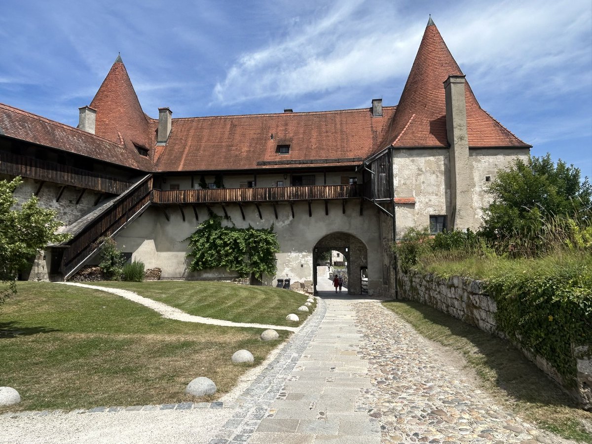 euro_tour's tweet image. 🇩🇪ドイツ、ブルクハウゼン
ブルクハウゼン城。
城砦の幅は1043mとヨーロッパ最長。
#Burghausen #BurgzuBurghausen