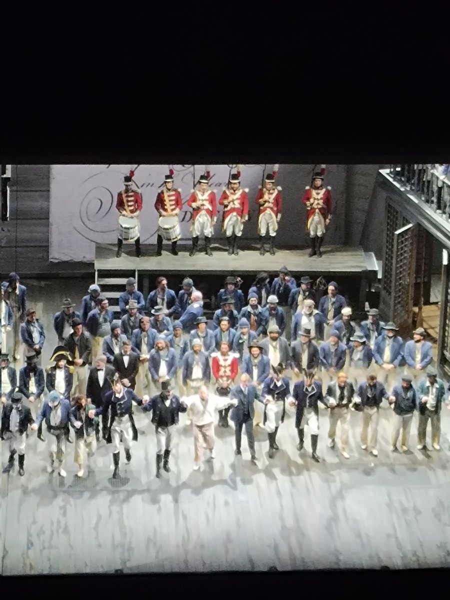 Tenía muchas ganas de ver Billy Budd con la puesta de Lombardero. Había leído hace años cuando estuvo en Santiago y casi viajo a verla.
Feliz! El sábado vuelvo. Increíblemente quedan entradas. No sé la pierdan.