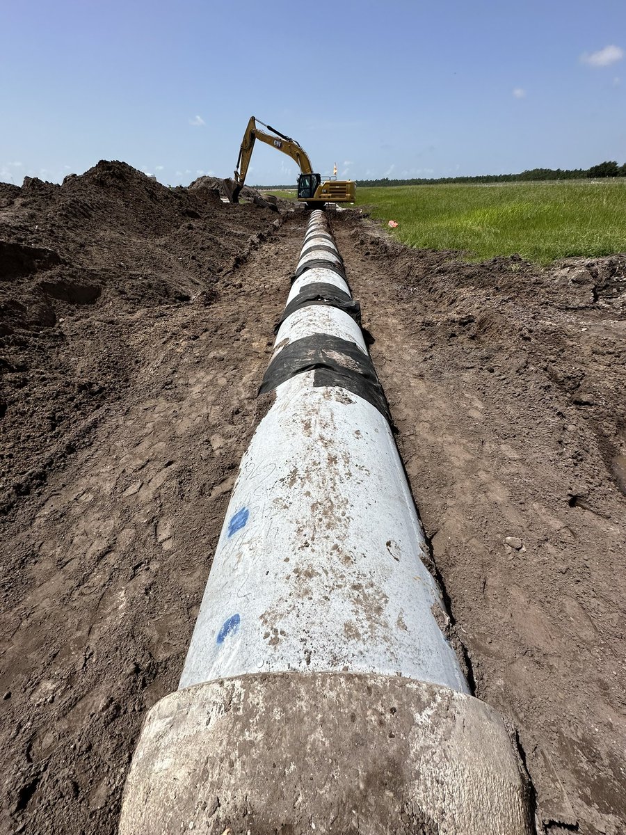 jaylongun's tweet image. I laid 96 feet of 42 inch pipe at Orlando’s international airport today😎 

#orlandofl 
#construction 
#pipelayer
