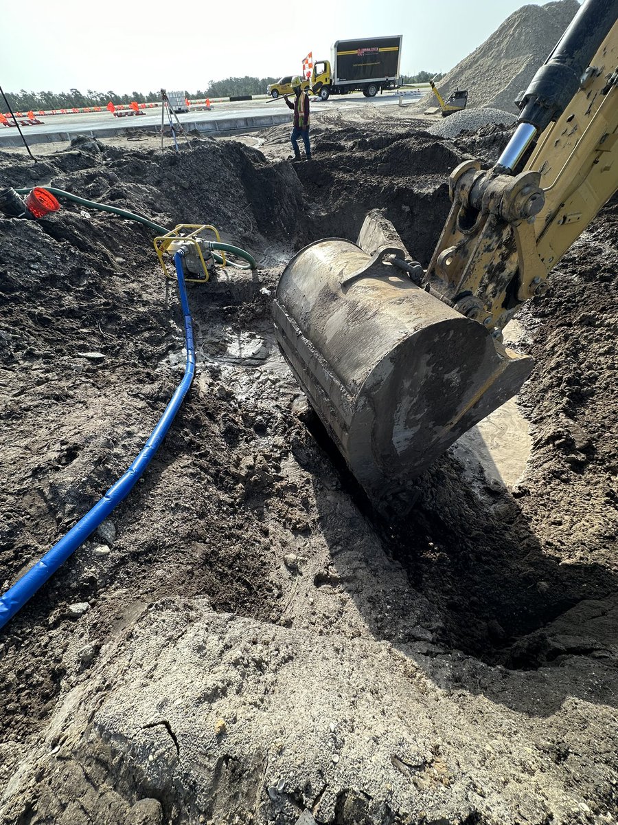 jaylongun's tweet image. I laid 96 feet of 42 inch pipe at Orlando’s international airport today😎 

#orlandofl 
#construction 
#pipelayer