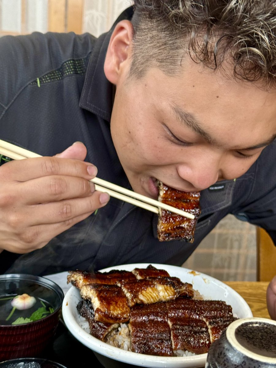 今日は夏バテ防止でみんなで巨大なうな丼を食べます😆
#たにぐち自動車