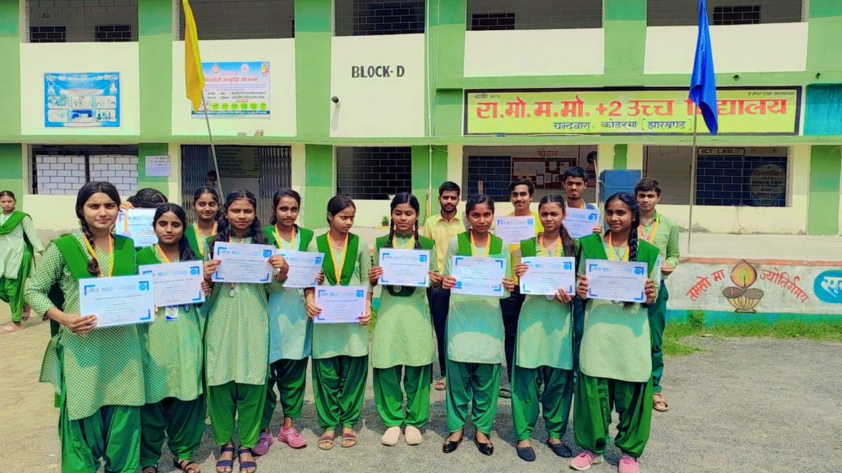 VikramV05986686's tweet image. झारखण्ड के कोडरमा जिले में #CSCAcademy के द्वारा Passport to Earning कार्यक्रम के तहत छात्राओं को कौशल विकास और रोजगार के अवसर प्रदान किए जा रहे हैं। #UNICEF के सहयोग से यह कार्यक्रम छात्राओं को आर्थिक रूप से सशक्त बनाने में मदद कर रही है! #SkillDevelopment #Empowerment