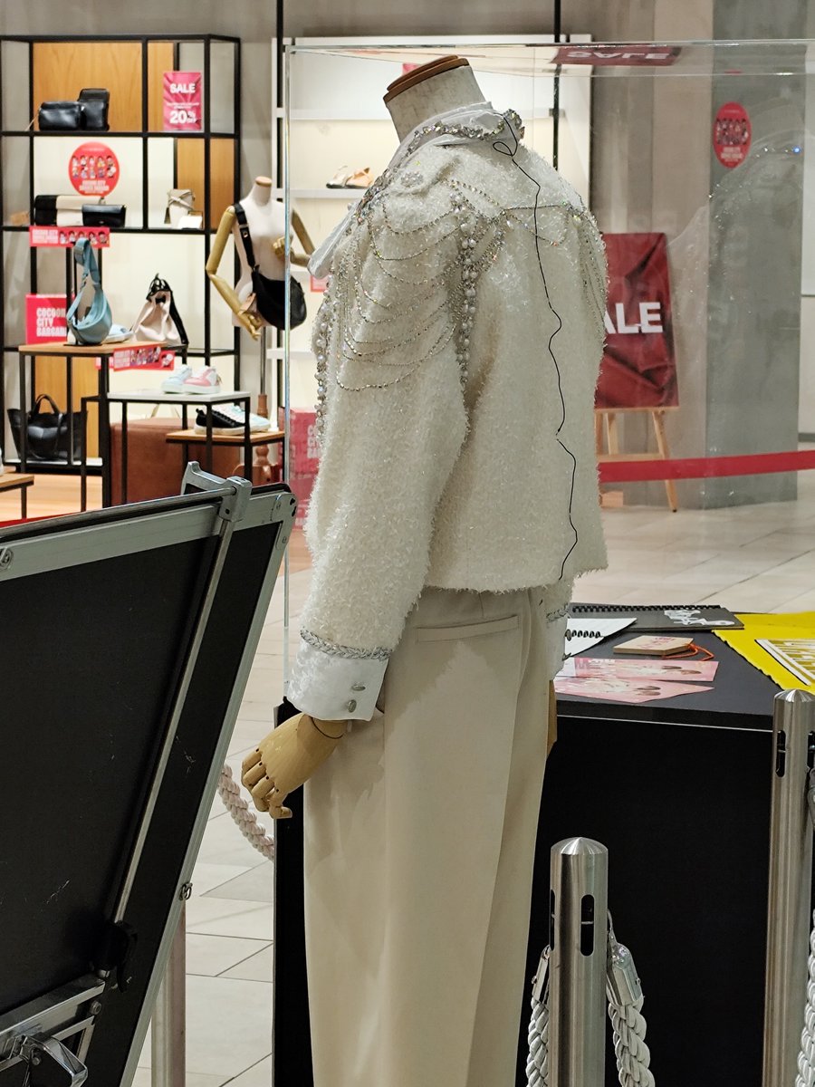 gurahamu30's tweet image. 仕事前に皇太くんの衣装を見に！！
キラキラしてる✨✨
行ける場所に展示してくれてありがたい😭