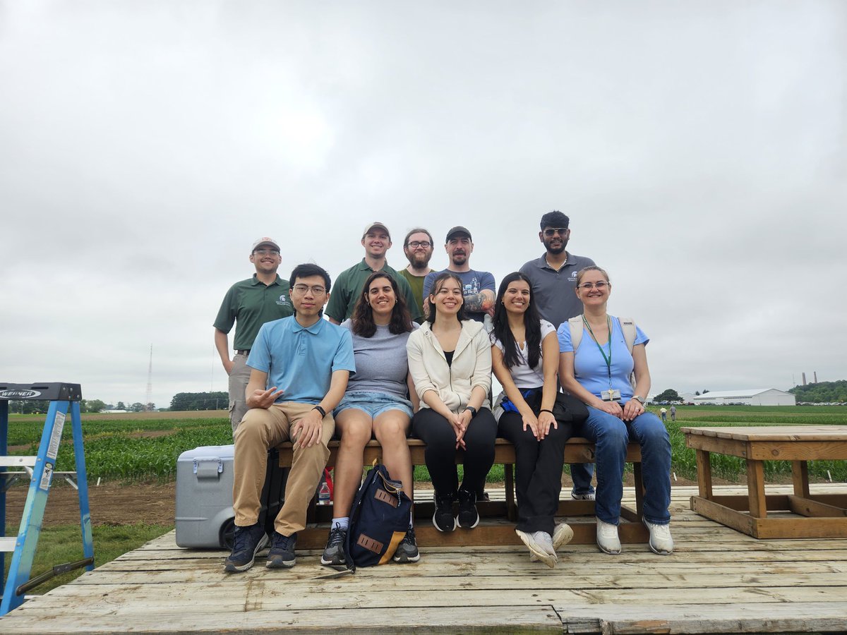 S_Alvarez13's tweet photo. Last Wednesday, I attended the MSU Weed Day field tour with my colleagues from the Patterson Lab. Such a nice experience and an opportunity to explore the impressive research capacity and fieldwork that Michigan State University offers! 🌱🚜 https://t.co/wQeHxg69DL