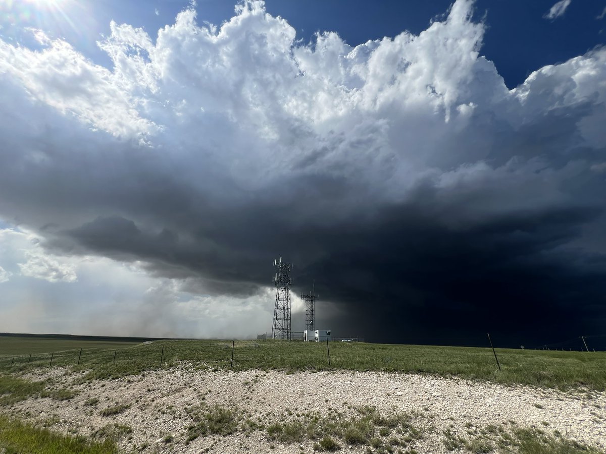 toredown307's tweet photo. Forgot to post these from the other week when my wife and I went chasing the big hail storm that hit Bridgeport NE. #WNEWX https://t.co/3EsOmCd54i