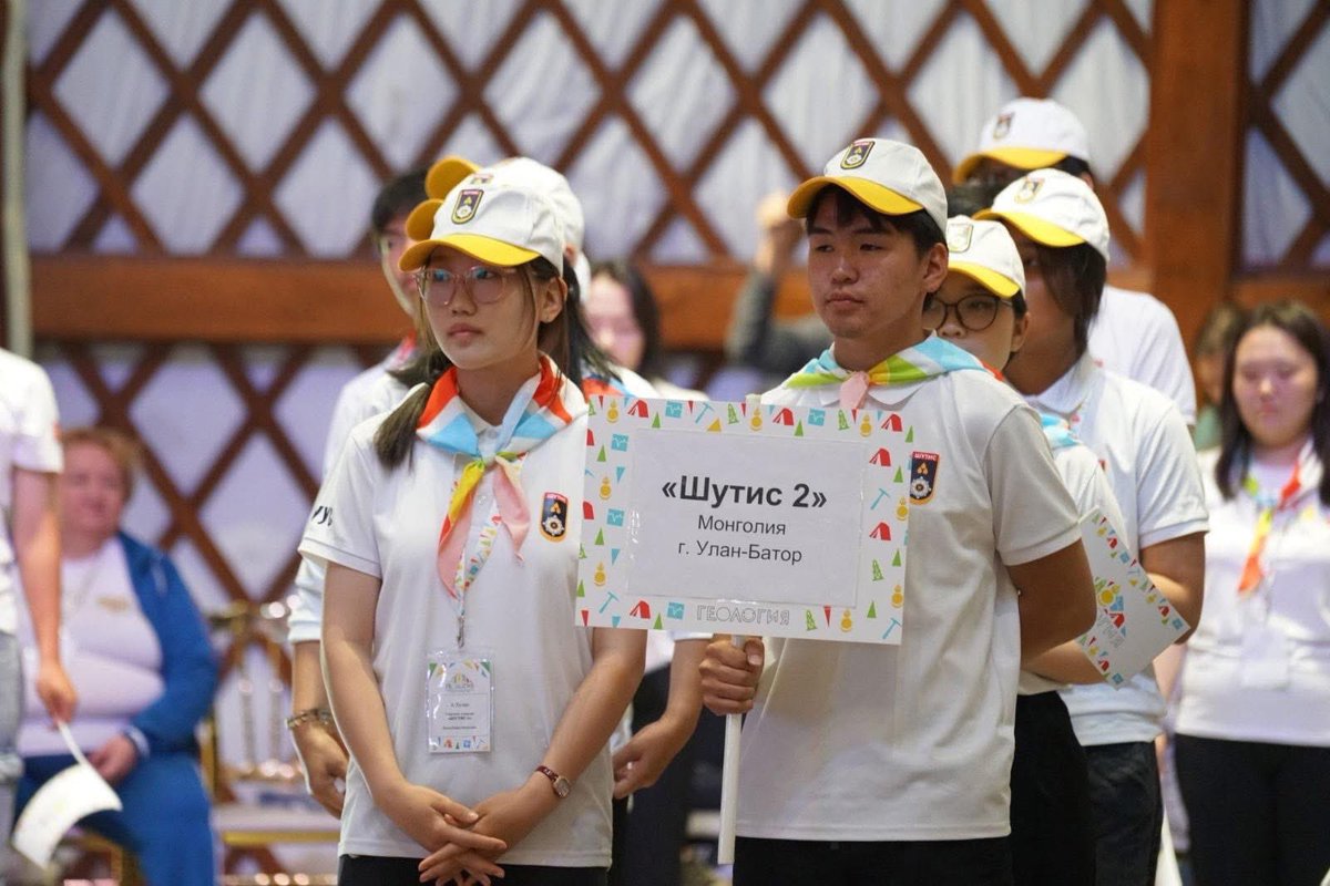 Монгол, Оросын өвсөрийн геологичдын тэмцээн болж бгаа гэнэ. 

Монголдоо зохиогдож бгаа тэмцээнд монголоороо бичиж болдоггүй юм уу?