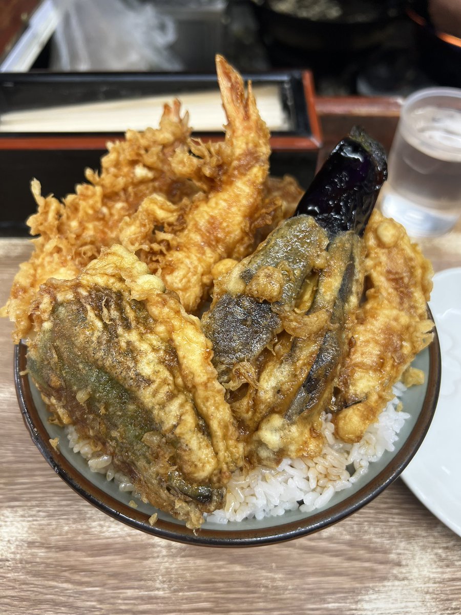 ramenmanzz's tweet image. 《番外編》📍阪東橋 天丼屋 豊野
天丼(海老×2 野菜×3) 1100円
大盛り変更 100円
自己評価 ★★★★★
久しぶりにおっちゃんに会いに🍚
なんか天ぷら多かったけどサービスかな。
大盛りだとタレをかけ直してくれるのでかけてもらって完食😋ご馳走様でした!!