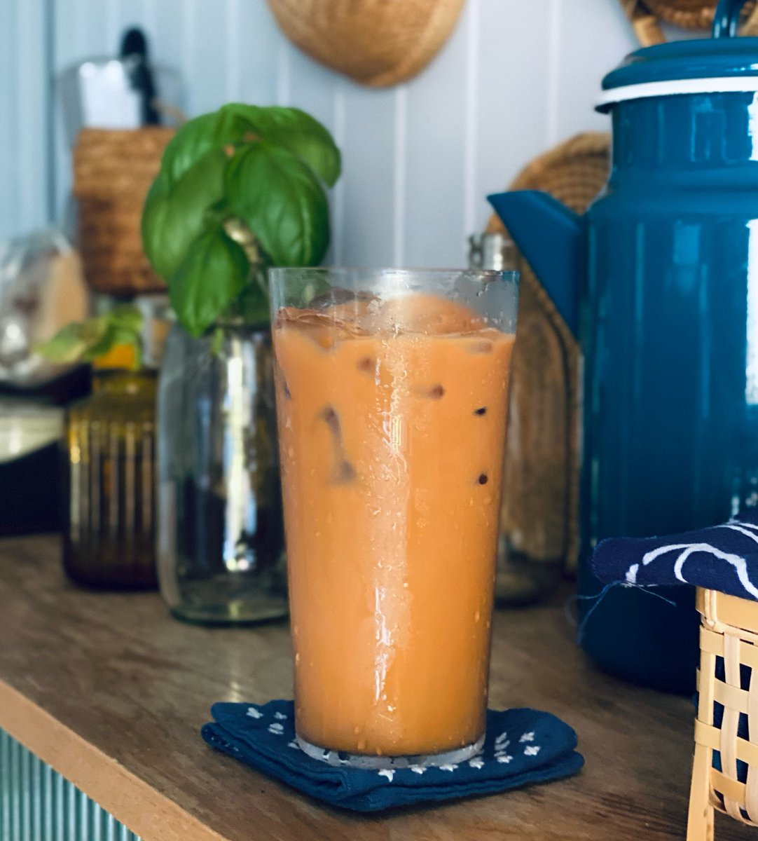 오랜만에 연유 듬뿍 넣고 타이티.
치앙마이 생각난다.

유이 선생님도 타이티 장인님도 잘 계시려나.