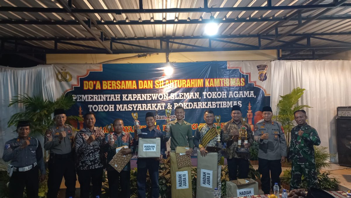 Danramil 05/Sleman Jajaran Kodim 0732/Sleman Kapten Inf Siswanto bersama Angota Koramil dan Forkompincam Sleman mendatangi Kantor Polsek Sleman untuk memberikan ucapan selamat HUT Bhayangkara ke-79,Selasa.(1/7/2025).