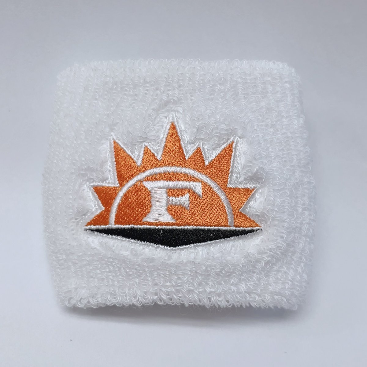 Ganbarethe's tweet image. 【新商品情報】
次回移動販売から
リストバンドを販売します。
画像では分かりづらいかもしれませんが、白地にオレンジの太陽になります。
商品名は
will rise again
になります。価格は
2000円です。
問答無用のこの価格です。
是非お買い求めください。
#ファッセンふ