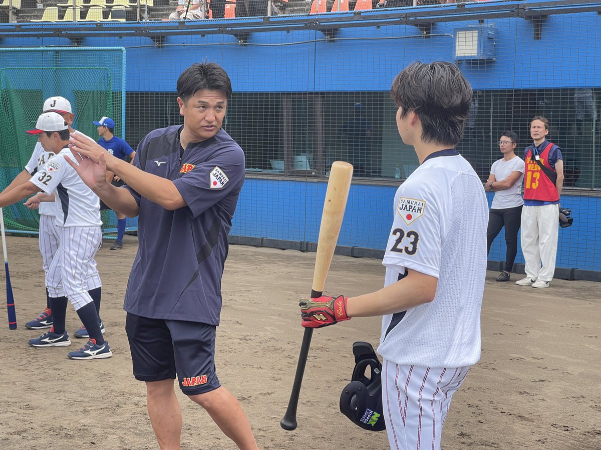 samuraijapan_pr's tweet image. 「第45回 日米大学野球選手権大会」に出場する侍ジャパン大学代表の直前合宿3日目は、侍ジャパントップチームの #井端弘和 監督が視察。昨日に引き続き臨時コーチの #高橋由伸 氏も打撃指導しました。
このあと13時から三菱重工Eastとの練習試合が行われます。
#侍ジャパン 
#大学代表