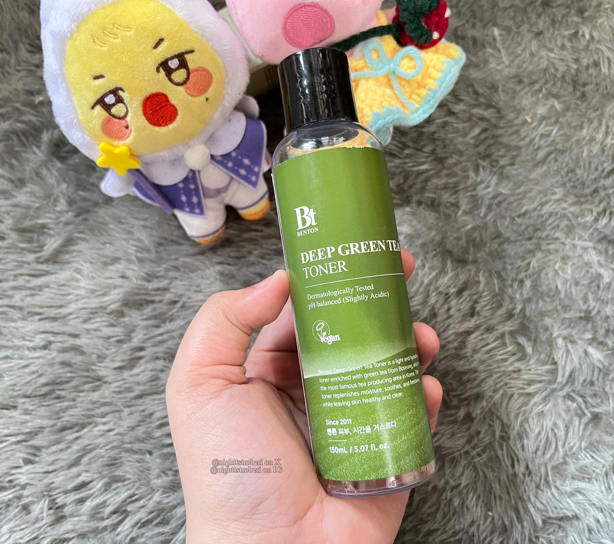 1. Deep Green Tea Toner 

Aku udh pakai produk ini pas aku breakout bulan Maret. Fokus aku buat ngeredain + ngurangin jerawat aku. Karna yang aku tau, green tea itu bantu mengurangi sama calming jerawat. That's why i choose this toner. Also recommendation from <a href="/hunsafeplace/">☾ han.</a> 🤩.