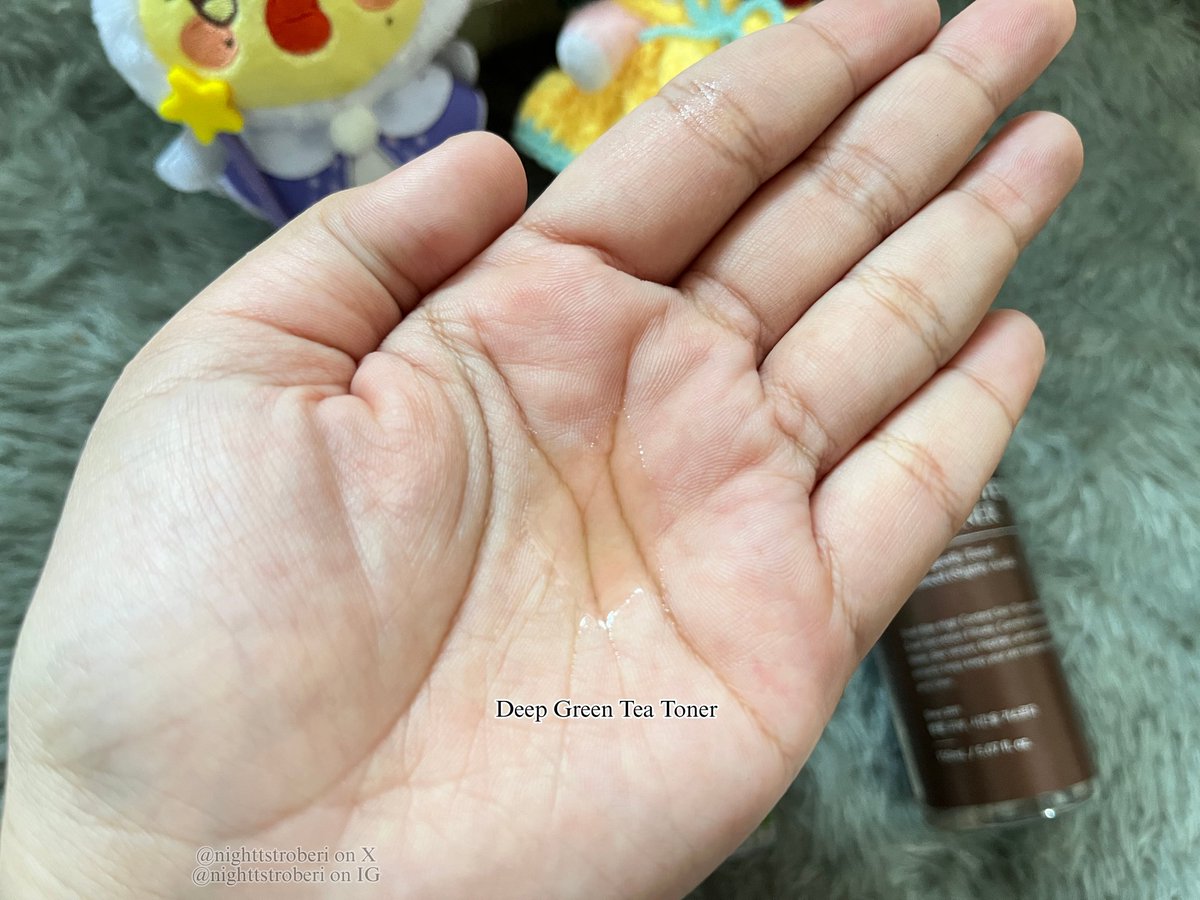 🍃 Tekstur toner 

Tekstur toner nya cair dan ada warna coklat tua dengan hint oren gitu. Tonernya juga ga ada bau sama sekali, jadi aman buat kulitnya yang sensitif 🥰.
